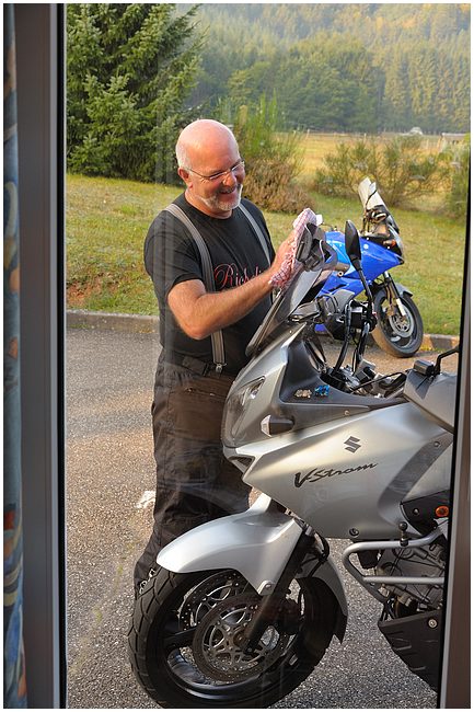 2009-09-20_08h29mn32s_rm1_0355.jpg - Richelieu nettoie sa moto avec amour, un coup par devant...