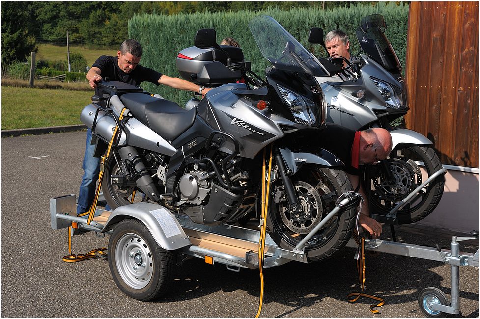 2009-09-20_12h03mn48s_rm1_0422.jpg - Chargement des motos d'Olivier et de Jean-Philippe