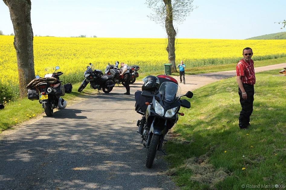 2008-05-08_12h41mn32s.jpg - Arrêt casse-croûte près d'Auberives, admirez l'alignement parfait des motos !