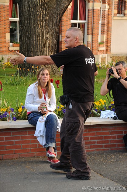 2008-05-08_20h30mn56s.jpg - Cotatlantique nous fait une démo de hip-hop sous les yeux ébahis et admiratifs de sa fille Morgane, Ramon imortalise le moment