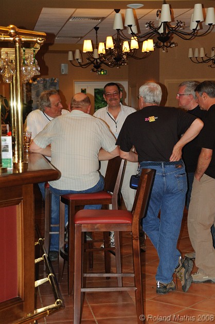 2008-05-08_20h57mn08s.jpg - Mais les piliers de bar ne sont pas encore à table