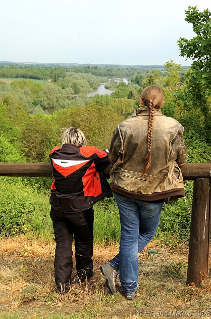 2008-05-10_10h48mn56s.jpg - A Bruère-Allichamps, Françoise et Christiane admirent la vue