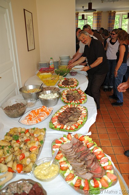 2008-05-10_14h00mn48s.jpg - Pause repas dans un château à St Amand-Montrond, le buffet