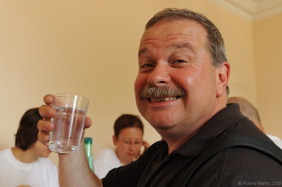 2008-05-10_14h38mn18s.jpg - Loufy boit le schnaps dans un grand verre !