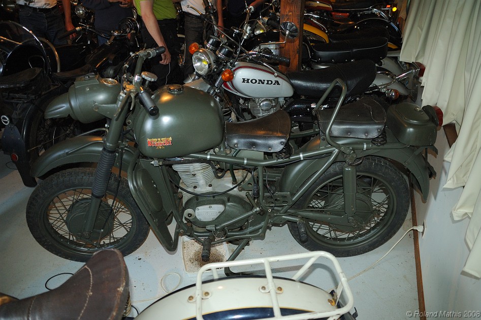 2008-05-10_19h02mn52s.jpg - Moto de l'armée italienne, ayant la particularité d'être amphibie. C'est celle qu'il faut à Judasbricot