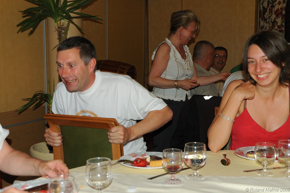 2008-05-10_22h09mn30s.jpg - L'effet sur Sylvain a été immédiat (à noter au fond, Martine qui fait du gringue à Ramon !)