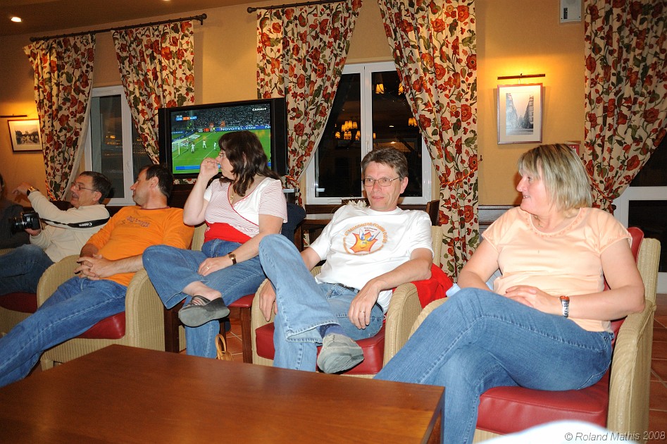 2008-05-10_22h26mn22s.jpg - Après le repas nous avons vite fui vers le bar, pour être plus tranquilles